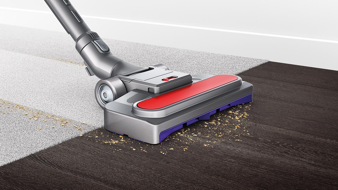 Pneumatische Bodendüse von Dyson saugt Schmutz auf.