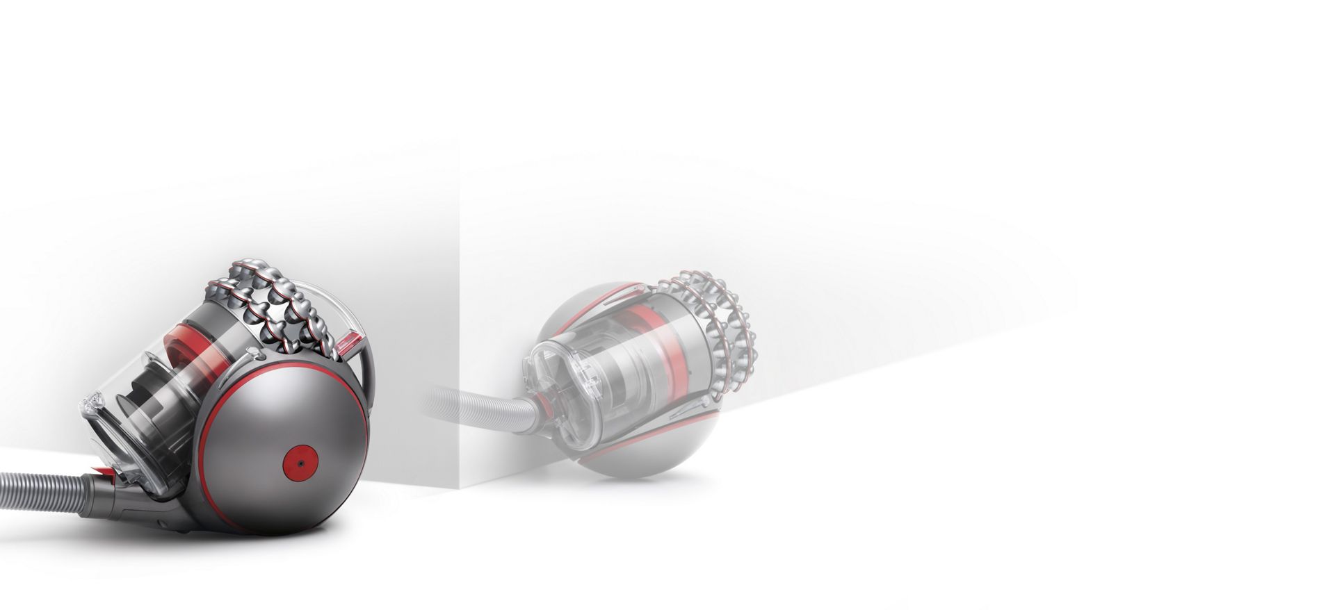 En Dyson Cinetic Big Ball som retter seg selv opp etter å ha kollidert med en hindring.