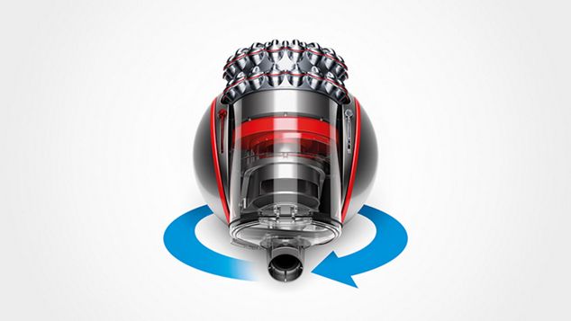 Frau entleert den Behälter des Dyson Cinetic Big Ball Staubsaugers