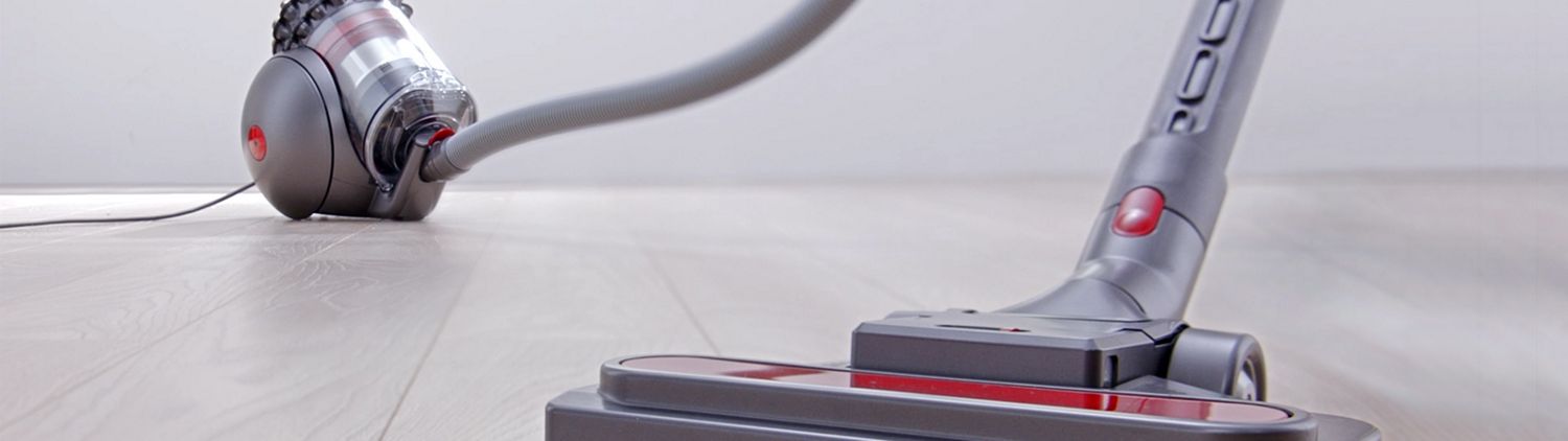 Video eines Der Bodenstaubsaugers von Dyson reinigt verschiedene Bodenarten