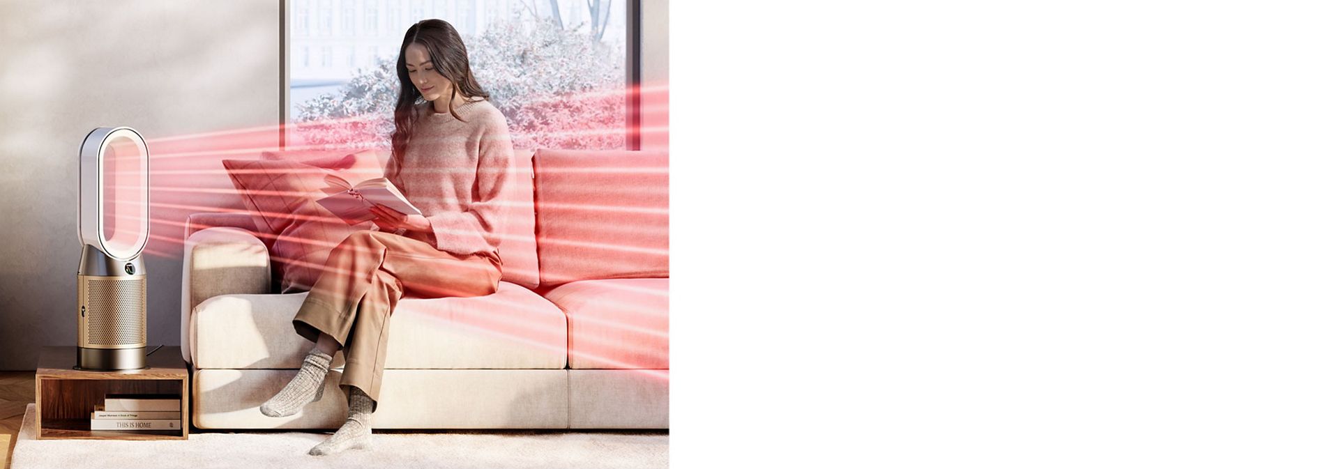 Ventilátor Dyson promítá silný proud vzduchu do obývacího pokoje.