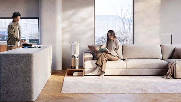 Čistička vzduchu značky Dyson běží v domácnosti, zatímco někdo vaří na plynovém sporáku.