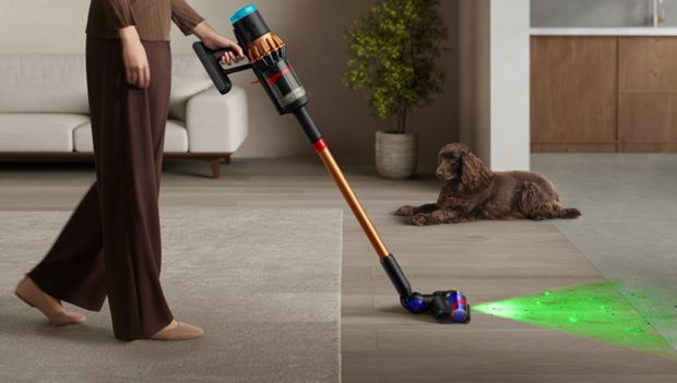 Bezdrátový vysavač Dyson se používá k úklidu koberců a tvrdých podlah v domácnosti.