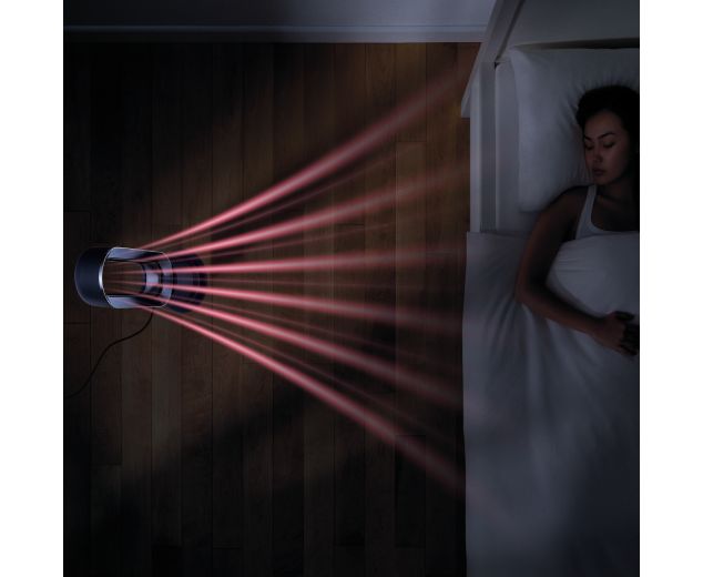 Ansicht des Dyson Hot+Cool Jet Focus Heizlüfters, der neben einem Bett steht und eine schlafende Person wärmt.