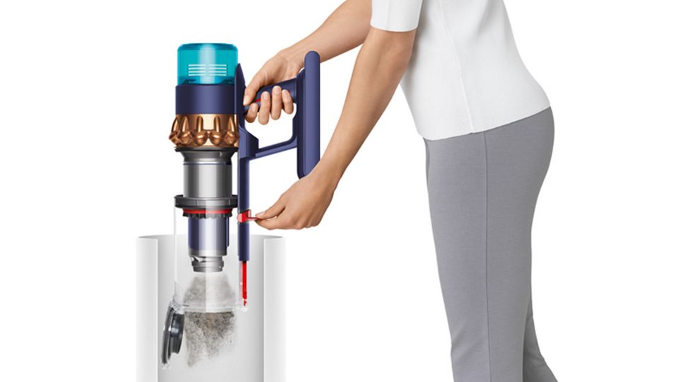 Eine Frau leert den Behälter des Dyson Gen5detect Staubsaugers in einem Arbeitsgang.