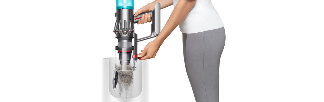 Une personne vidant le collecteur du Dyson V12 Detect Slim.