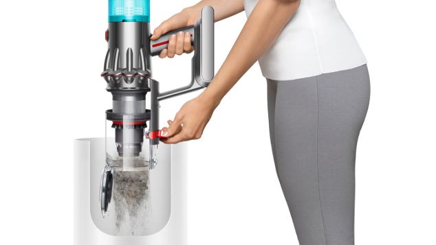 Una persona che svuota il contenitore dell’aspirapolvere Dyson V12 Detect Slim.