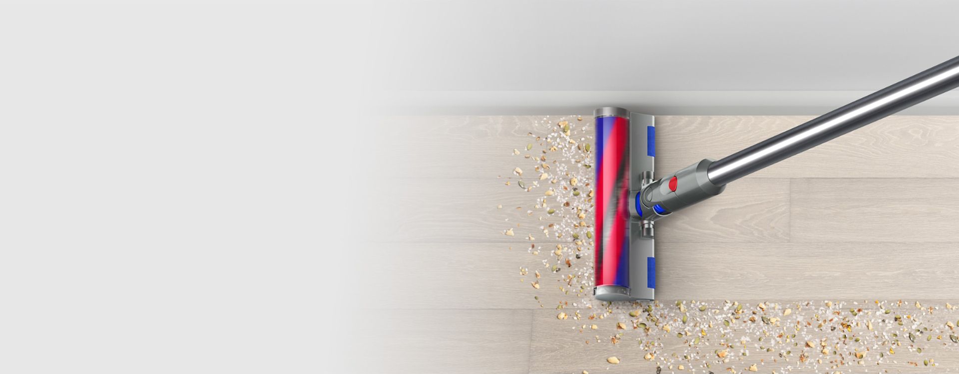 Dyson V12 Detect Slim Absolute con spazzola Fluffy Optic che illumina lo sporco sul pavimento.