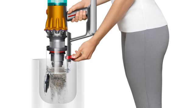 Une personne vidant le collecteur du Dyson V12 Detect Slim.