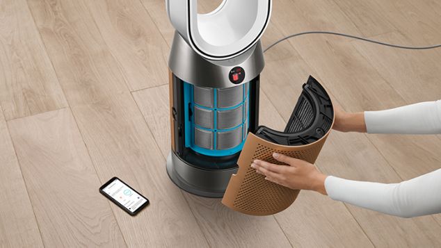 Une femme remplace le filtre du purificateur Dyson Hot+ Air frais Formaldéhyde.