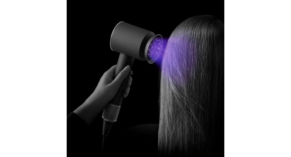 The Dyson Supersonic Nural™ hair dryer in Scalp protect mode