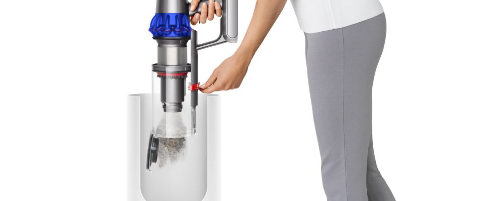 Une femme vidant le collecteur du Dyson V15 Detect.