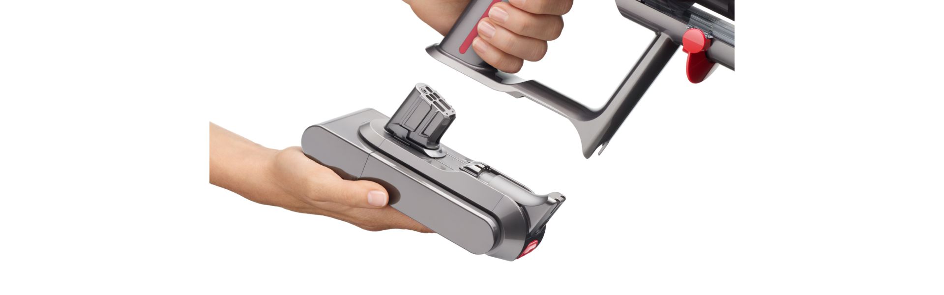 Gros plan sur une main en train d’enclencher une batterie clipsable sur l’aspirateur Dyson V15 Detect.