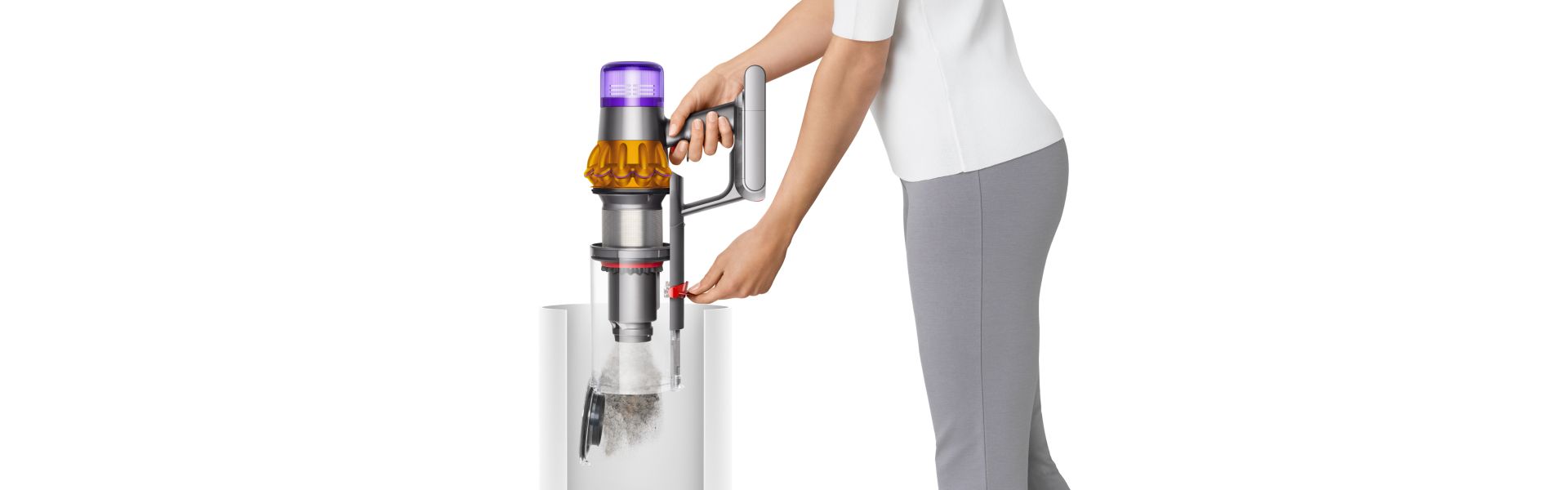 Une femme vidant le collecteur du Dyson V15 Detect.