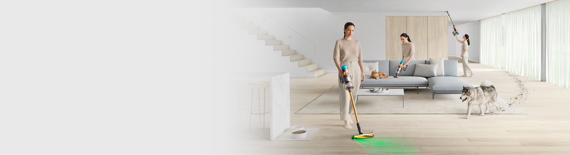 Una donna che pulisce diverse parti della casa con l’aspirapolvere Dyson V15 Detect e la spazzola con luce integrata.