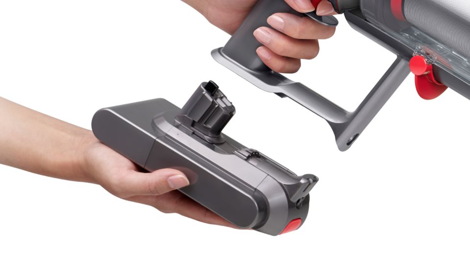 Hand hält Dyson V15s und Akkueinheit