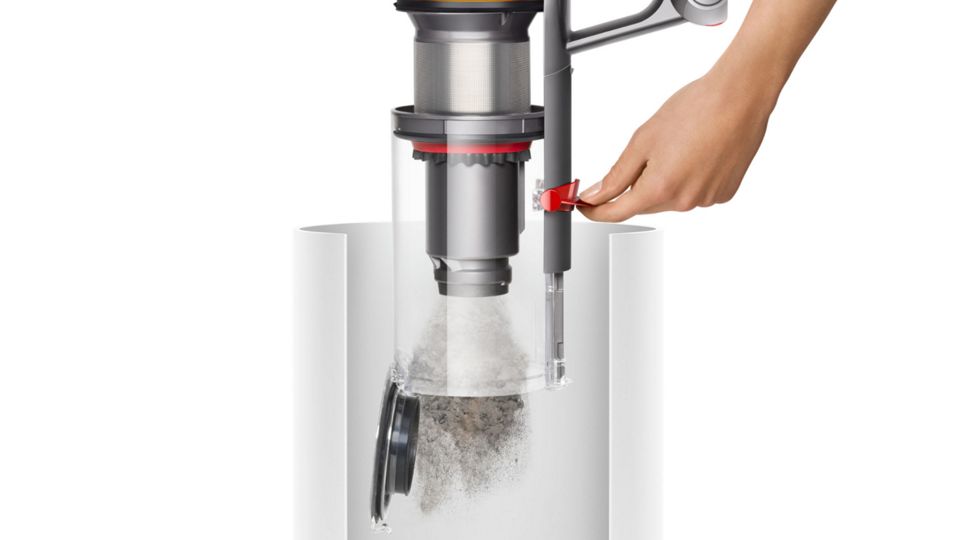 Person entleert Dyson V15s Staubbehälter