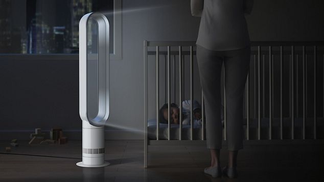 Ventilatore a torre Dyson in camera da letto con bambino che dorme nel lettino