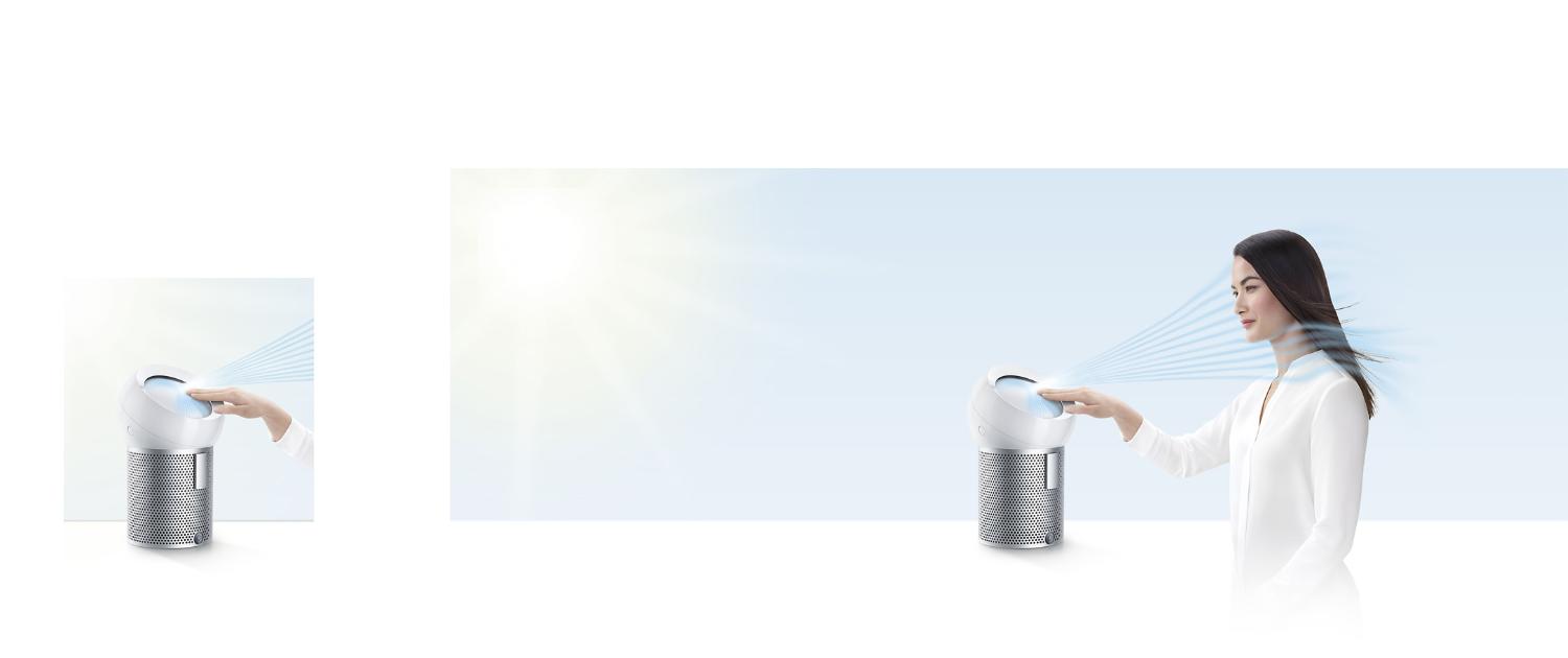 Donna che utilizza il purificatore ventilatore Dyson Pure Cool Cryptomic per rinfrescarsi