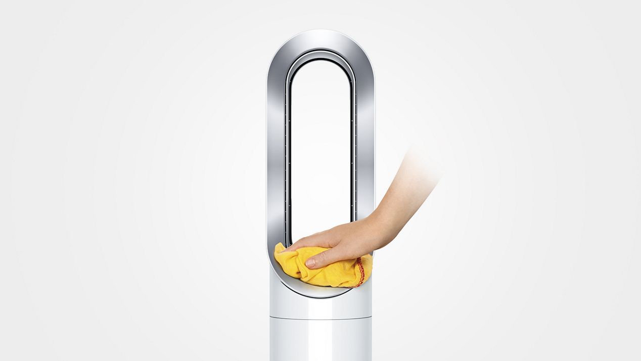 Femme dépoussiérant le ventilateur chauffage Dyson Hot+Cool Femme dépoussiérant le ventilateur chauffage Dyson Hot+Cool