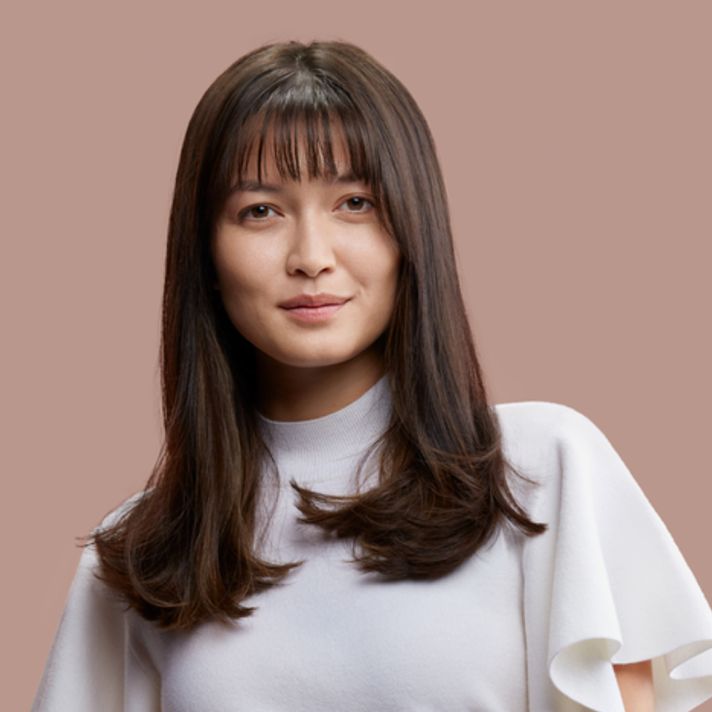 Modella dai capelli scuri dopo lo styling con l’asciugacapelli Dyson Supersonic r. Modella dai capelli scuri dopo lo styling con l’asciugacapelli Dyson Supersonic r.