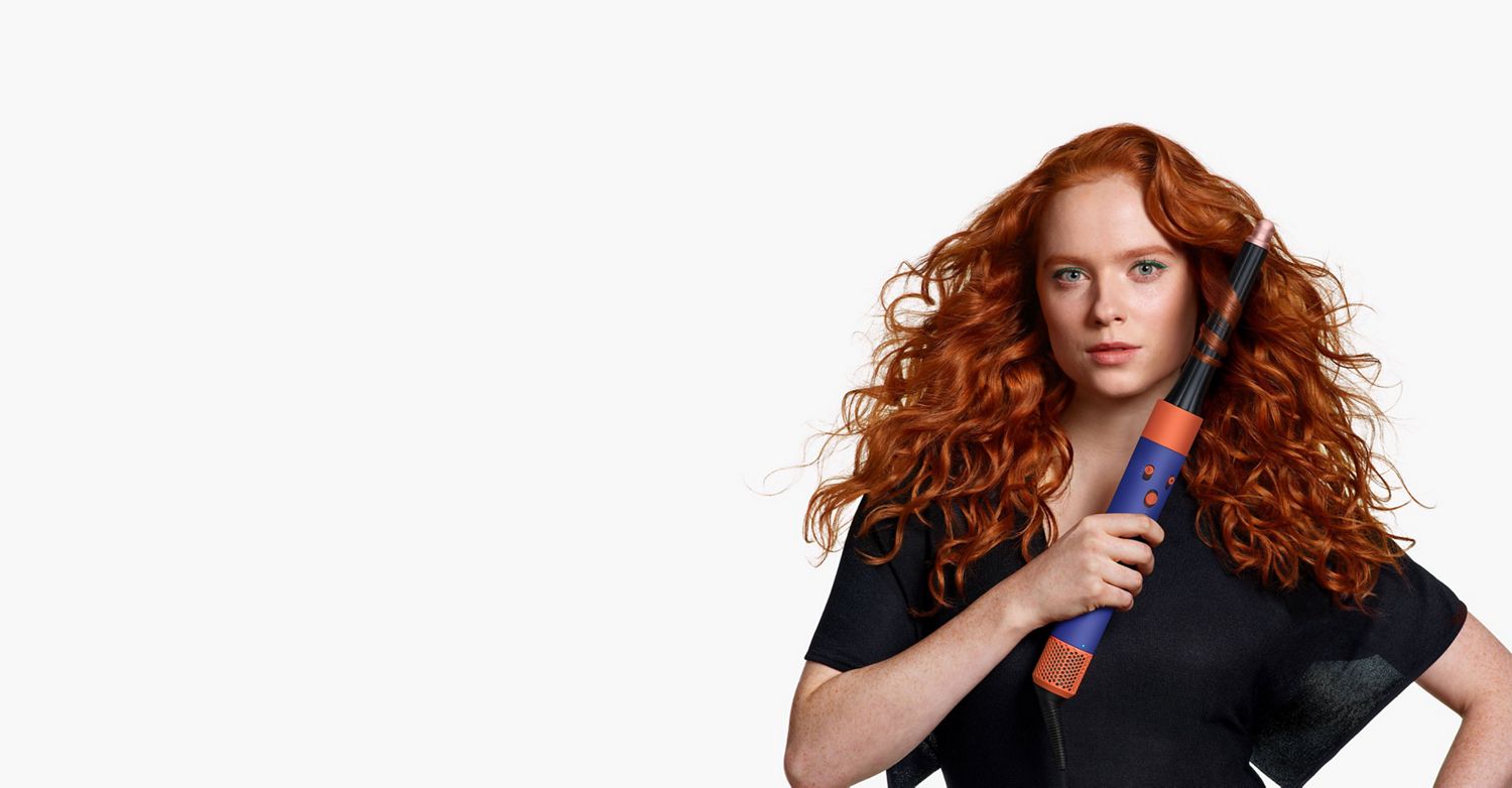 Model dat de Airwrap i.d. multistyler en föhn gebruikt.