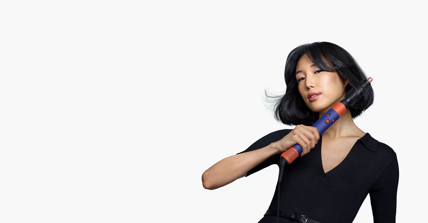 Model dat de ronde volumeborstel gebruikt voor de Dyson Airwrap multistyler en föhn.