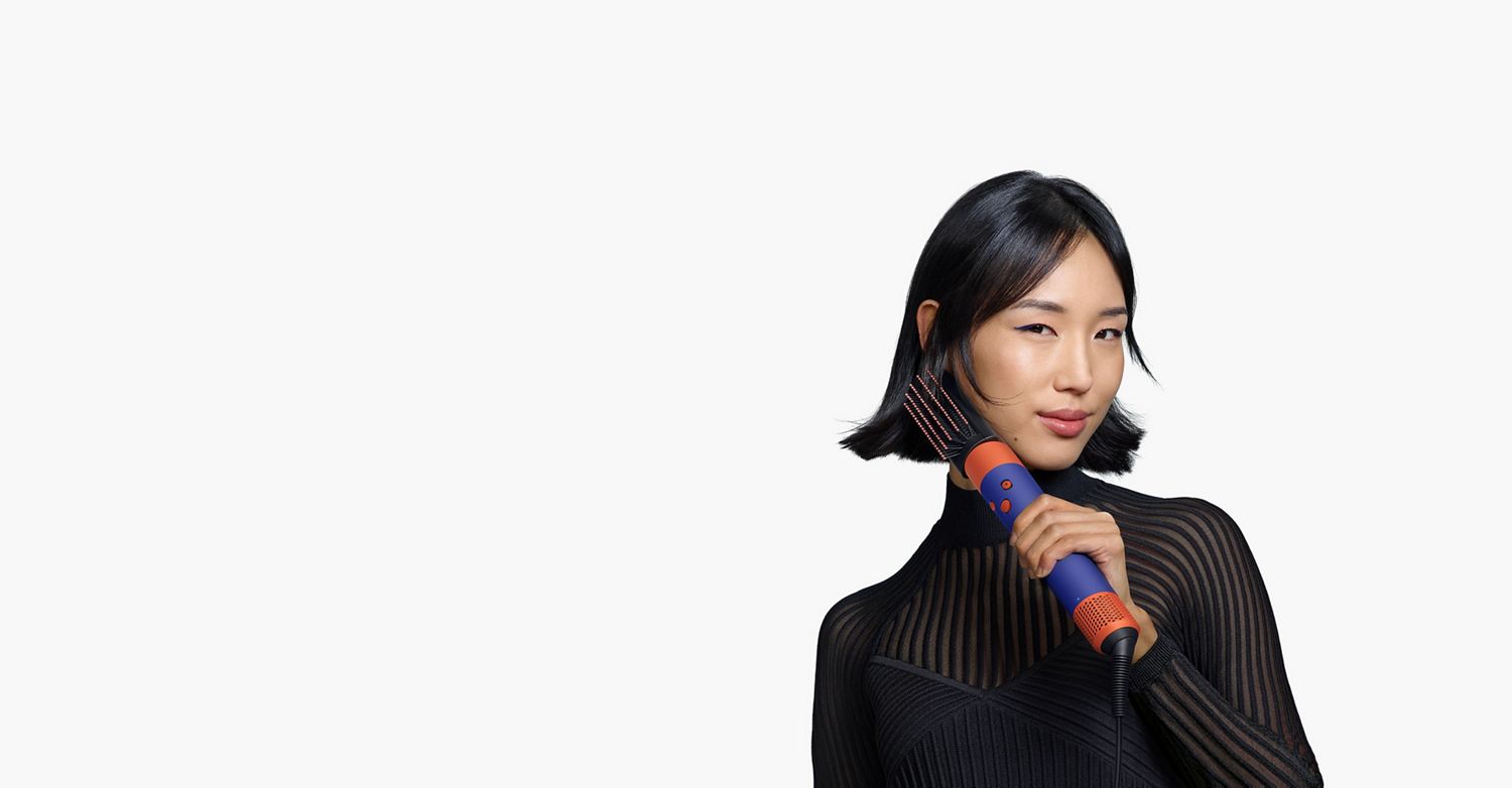 Model dat de Airwrap i.d. multistyler en föhn gebruikt.