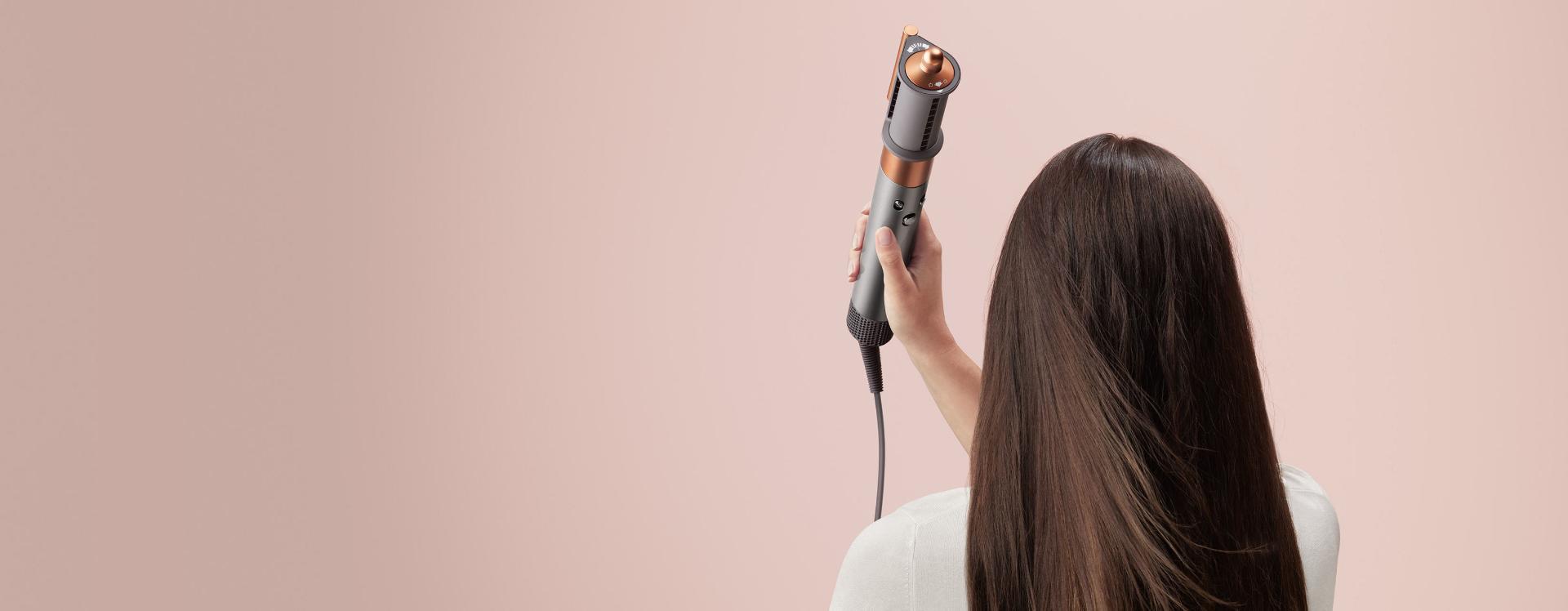 Modelo secando su cabello con Dyson Airwrap