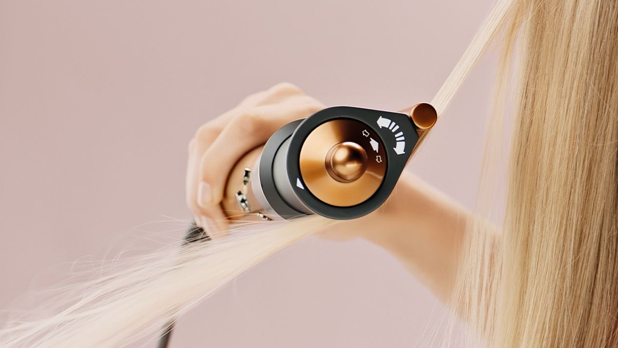 Model met type 1-haar dat de gladmakende droger met Coanda-effect gebruikt om opspringende haren te verbergen.