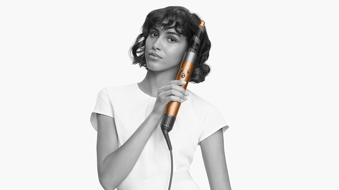 Modèle se coiffant avec un Airwrap Complete cuivré