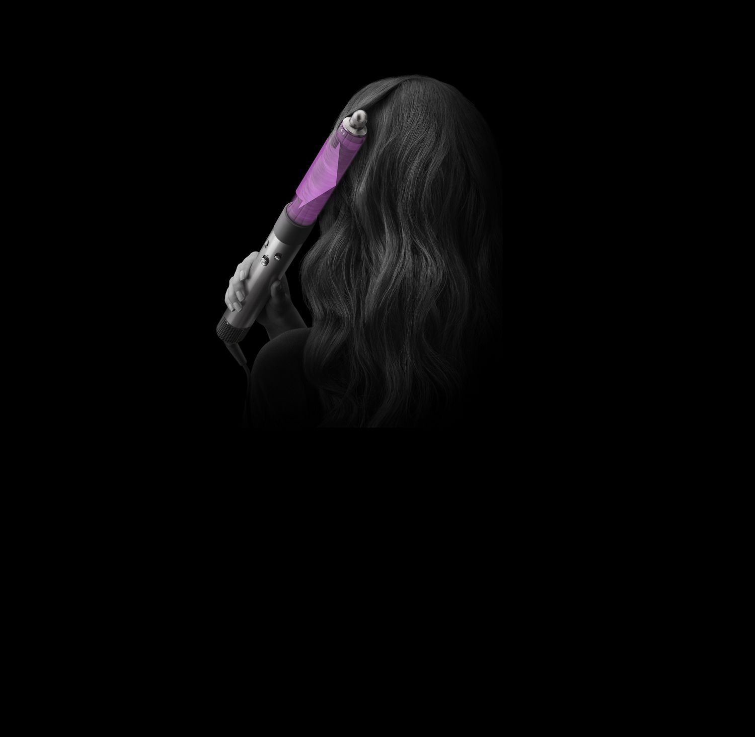 Femme utilisant le nouveau rouleau repensé Dyson Airwrap avec effet Coanda optimisé