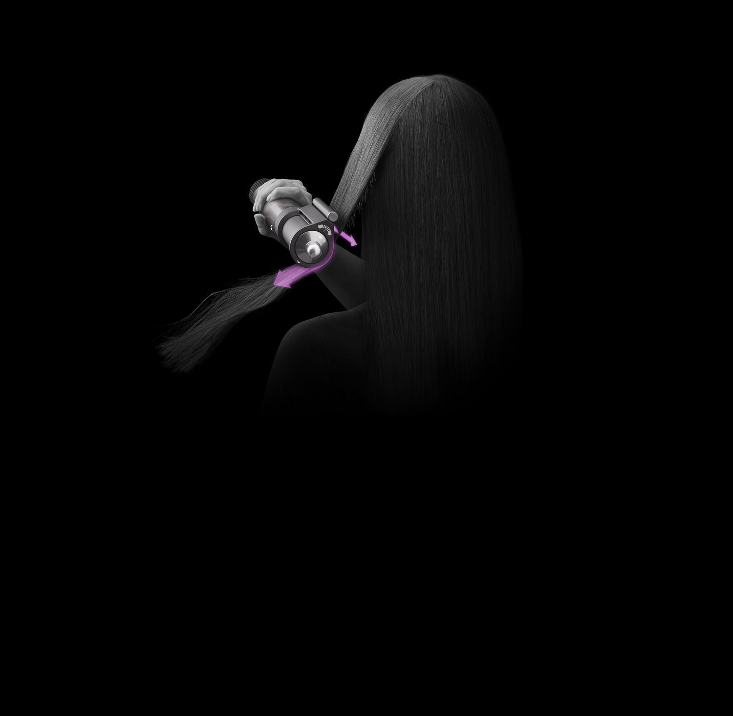 Femme utilisant le nouveau rouleau repensé Dyson Airwrap avec effet Coanda optimisé