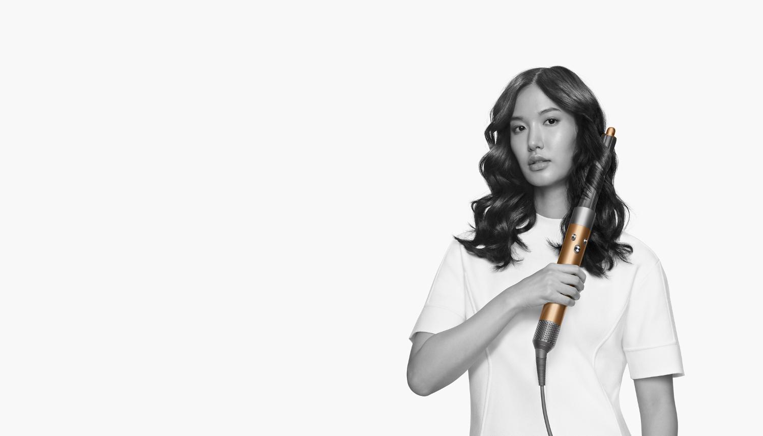 Modellen die hun haren in model brengen met de Dyson Airwrap™ multistyler