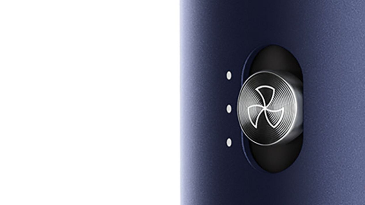 Grande plano do botão de fluxo de ar no Dyson Airwrap Grande plano do botão de fluxo de ar no Dyson Airwrap