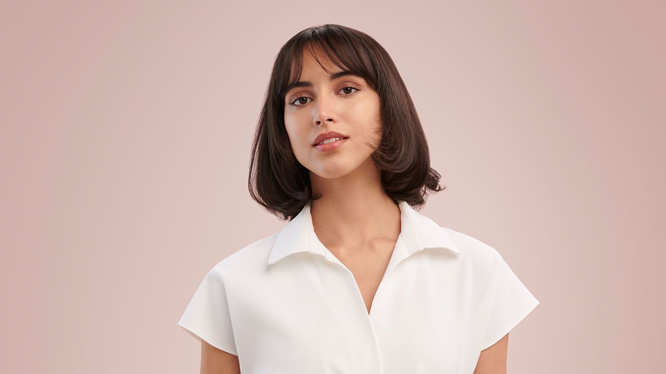 Model wearing short French chic style Model wearing short French chic style