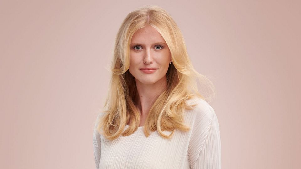 Modelo com penteado retrô escovado Modelo com penteado retrô escovado