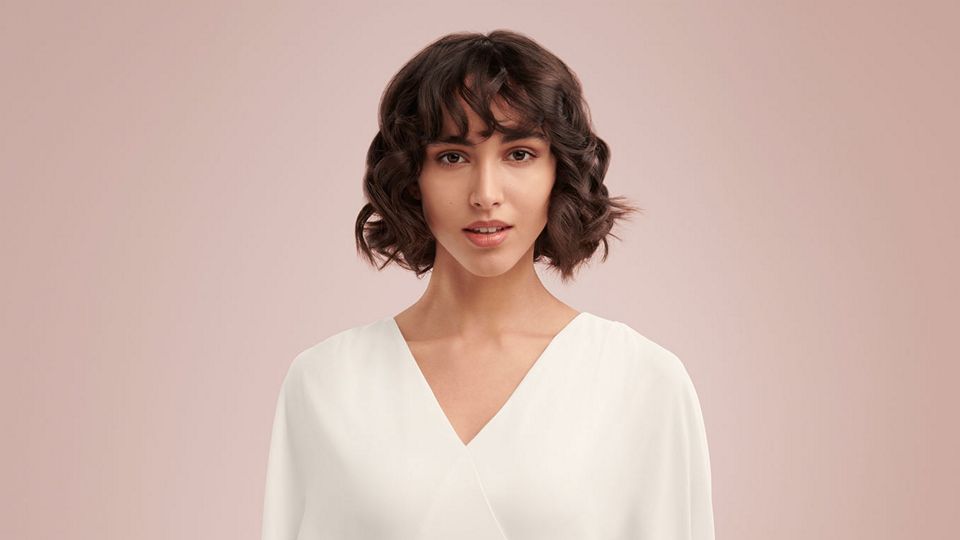 Modelo com mechas curtas e onduladas Modelo com mechas curtas e onduladas