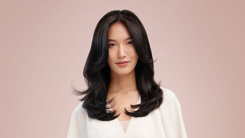 Modelo com cachos em C suaves Modelo com cachos em C suaves