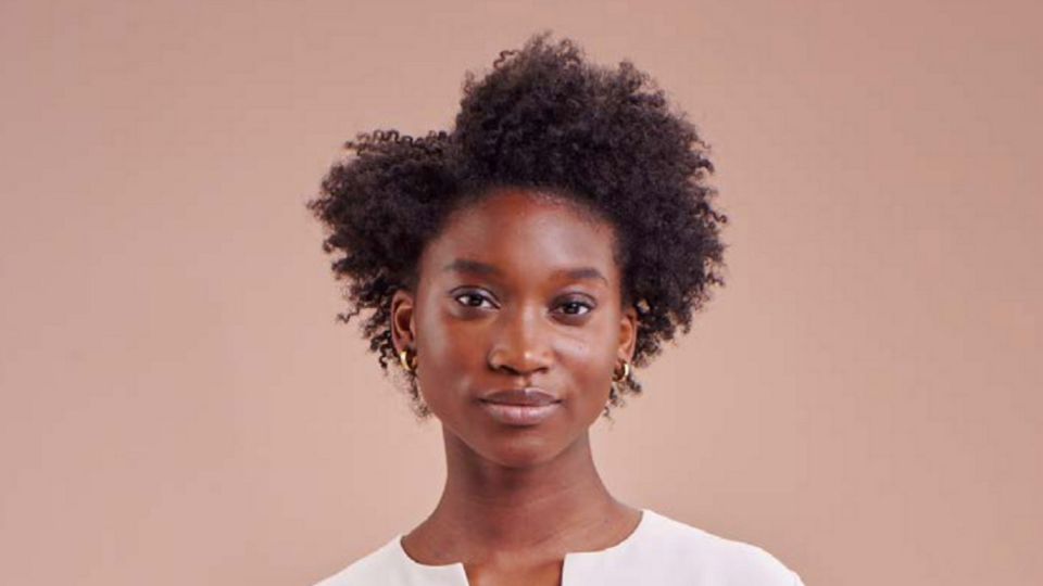Model with a smooth c-curl style.