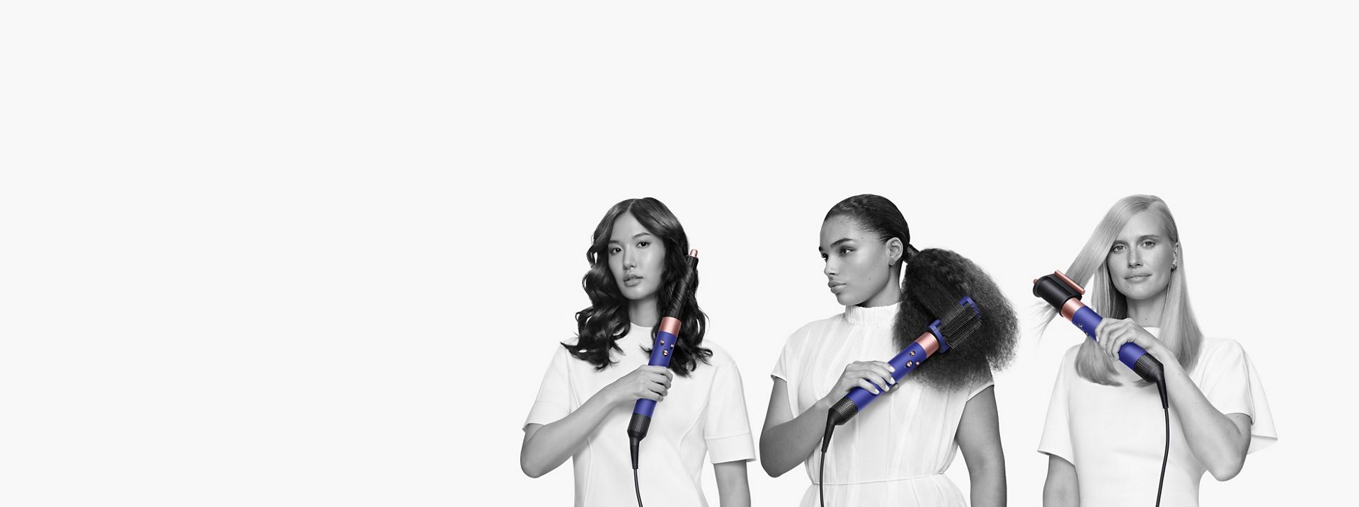 Drei Models die ihre Haare mit dem Airwrap Multi-Haarstyler in Violettblau/Rosé und verschiednene Aufsätzen stylen.
