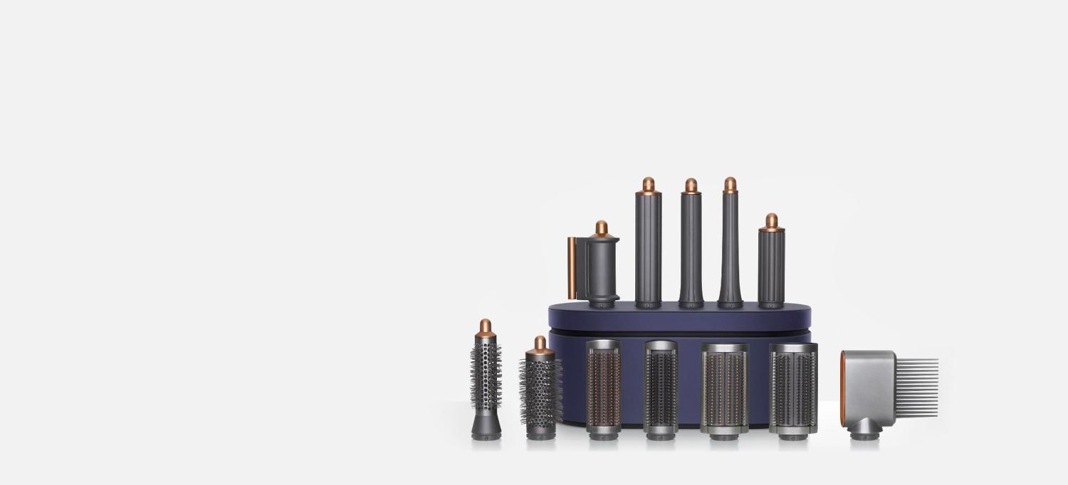 De Dyson Airwrap multistyler met opzetstukken en opbergdoos.