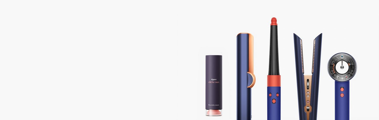 Aufreihung von Dyson Haarpflegegeräten vor weißem Hintergrund.
