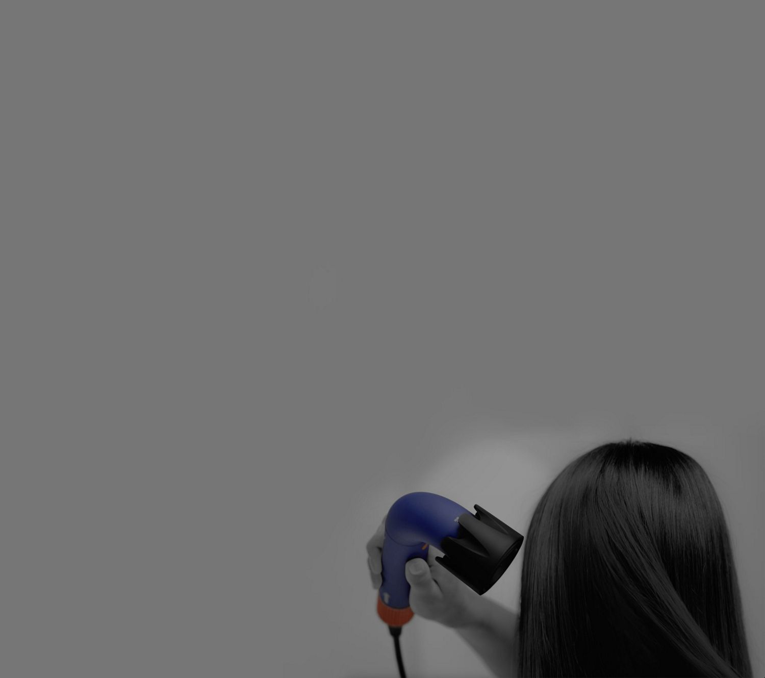 Modelo secándose el pelo con el nuevo secador de pelo profesional Dyson Supersonic R