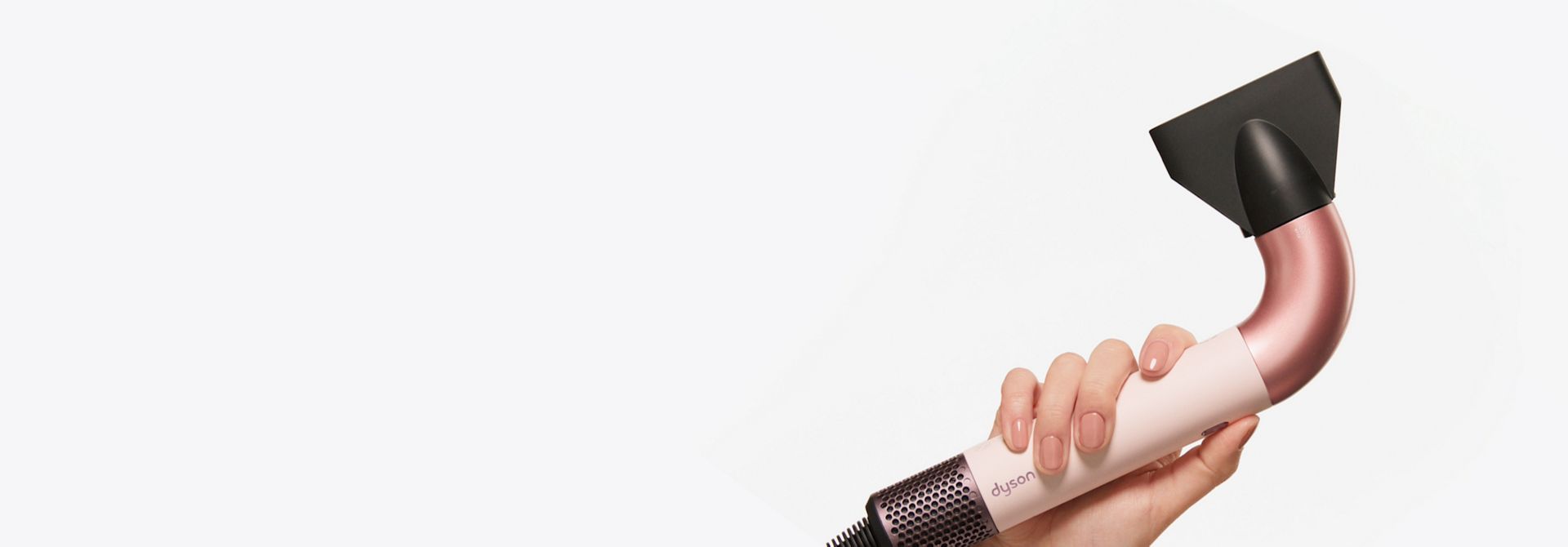 Ecrã dividido de um secador de cabelo Dyson Supersonic r e de uma modelo com o cabelo penteado.