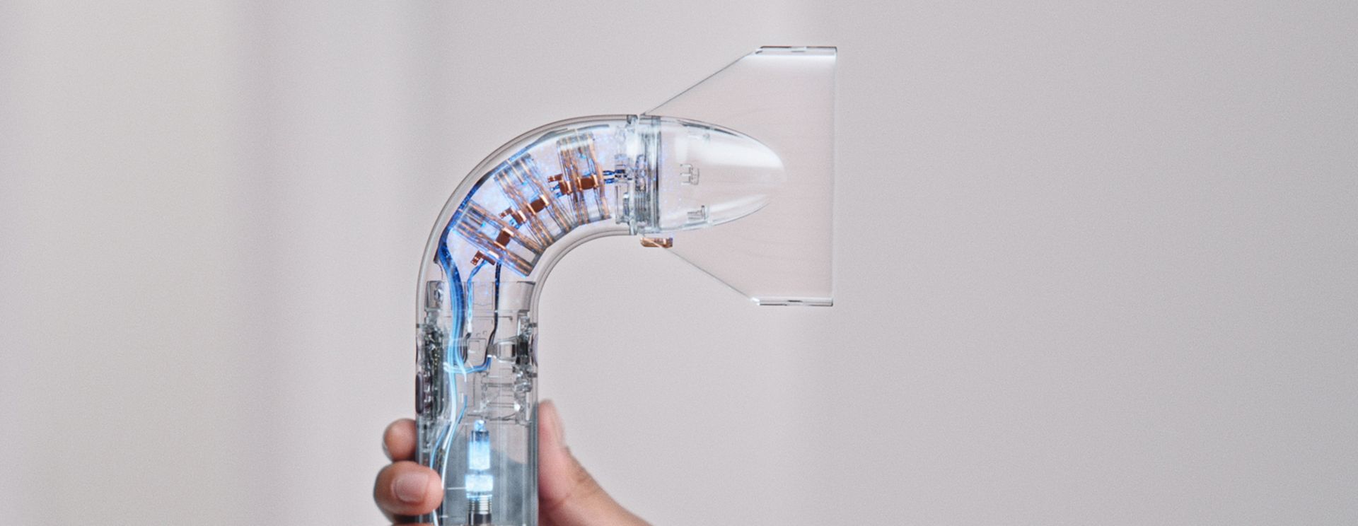 O acessório Bocal concentrador Pro está fixado no secador de cabelo Dyson Supersonic r.