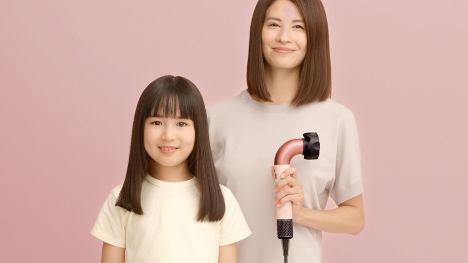 Dyson Supersonic rと低温ツールで子どもの髪を乾かすモデル