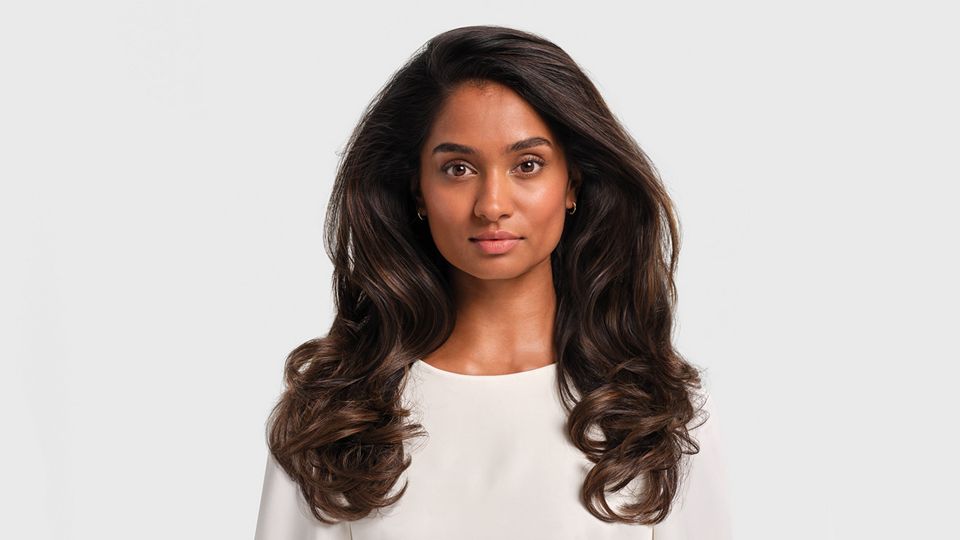 Model with 90s Supermodel-blowout styled hair.