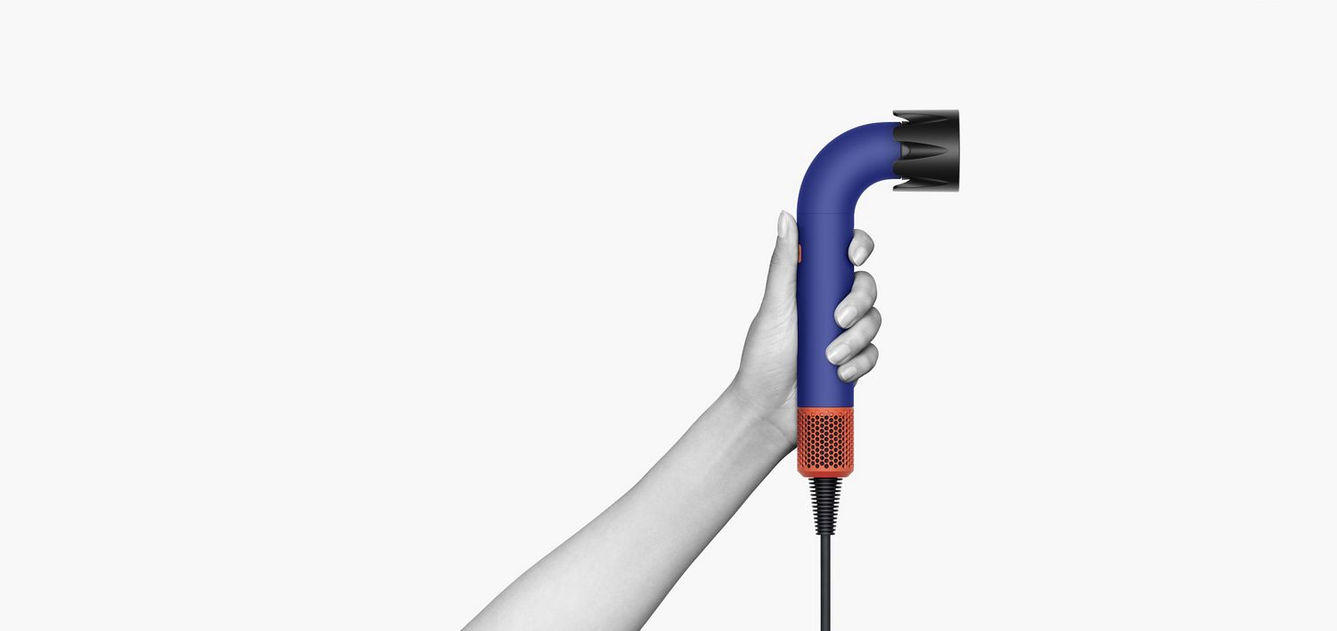 Main tenant le sèche-cheveux Dyson Supersonic r Professional.