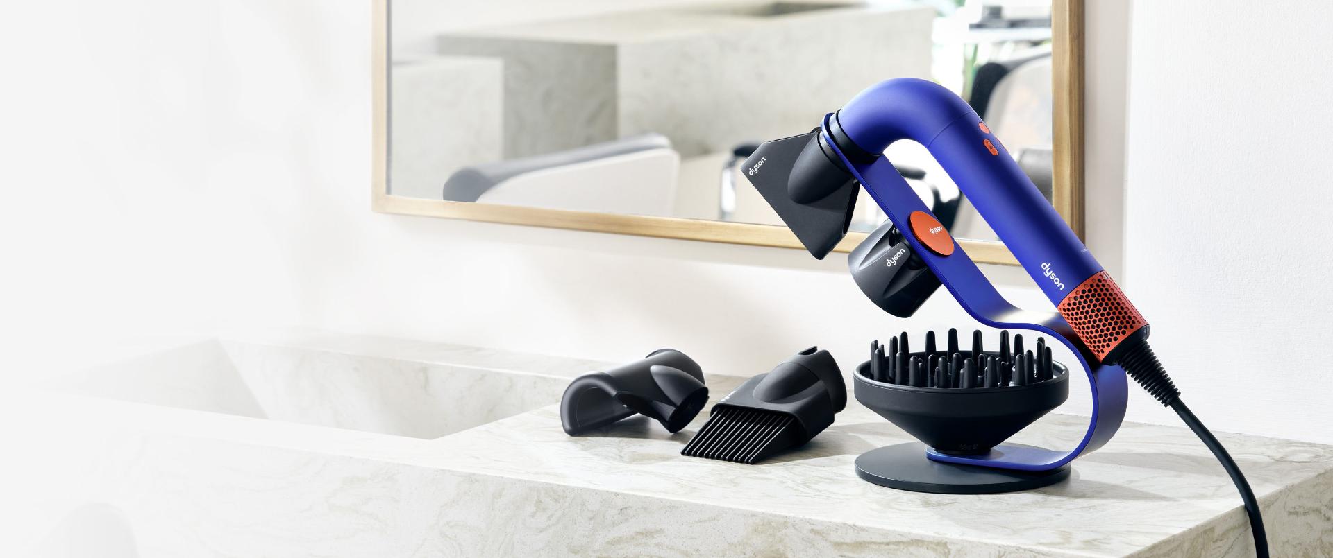 Una secadora de cabello profesional Dyson supersonic en una habitación de hotel